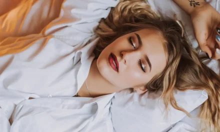 ¿Es verdad que dormir con maquillaje provoca acné?