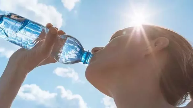 La importancia de la hidratación: agua vs. bebidas isotónicas